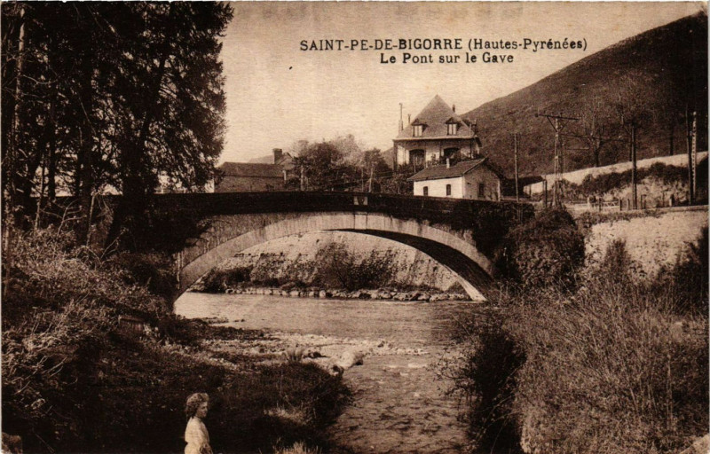 Carte postale ancienne Saint-Pe-de-Bigorre Le Pont sur le Gave à Saint-Pé-de-Bigorre
