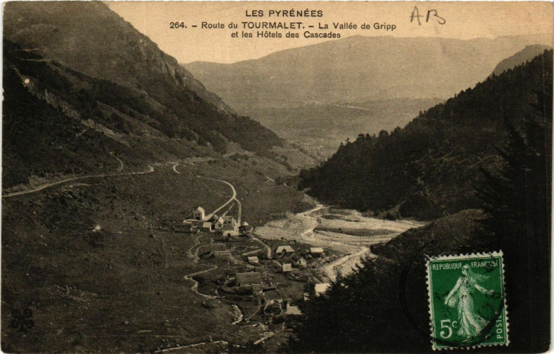 Carte postale ancienne Route de Tourmalet La Vallée du GRIPp et les Hotels des Cascades