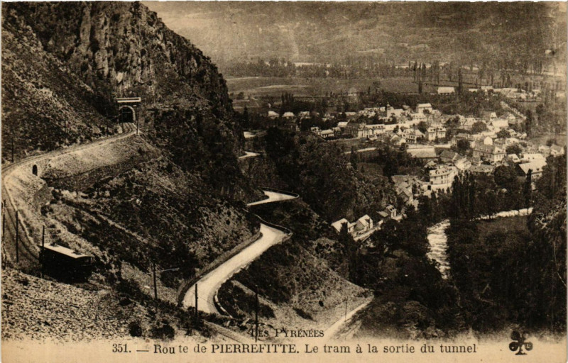 Carte postale ancienne Route de Pierrefitte-Le tram a la sortie du tunnel