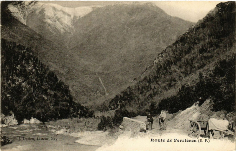 Carte postale ancienne Route de FERRIEREs à Ferrières