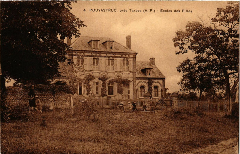 Carte postale ancienne Pouyastruc Ecoles des Filles à Pouyastruc