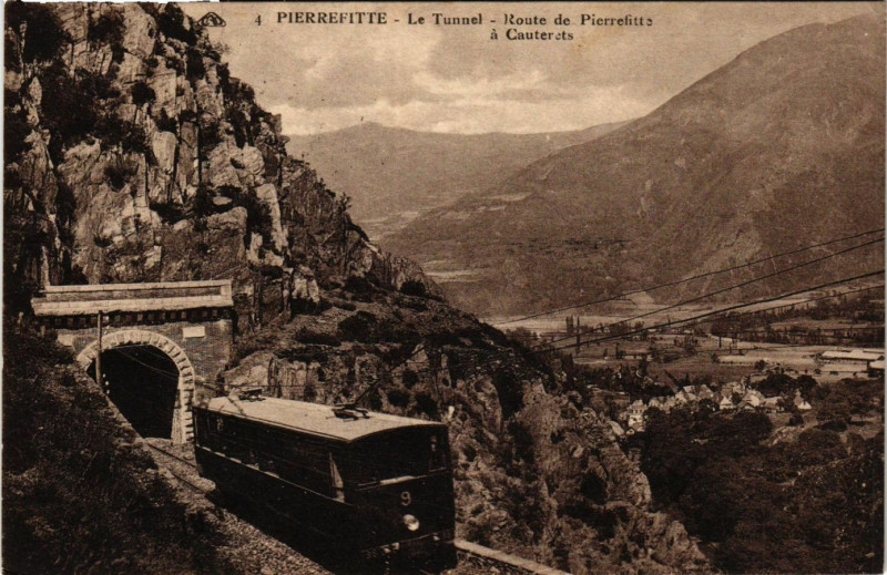 Carte postale ancienne Pierrefitte Le Tunnel-Route de Pierrefitte a Cauterets à Cauterets