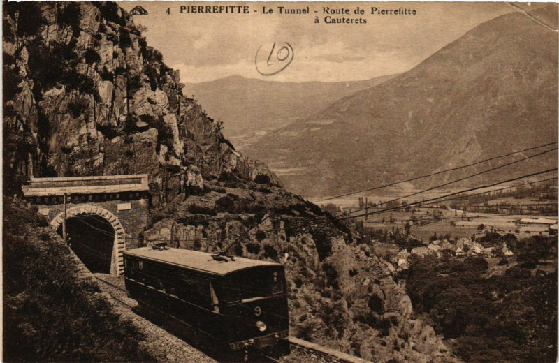 Carte postale ancienne Pierrefitte Le Tunnel-Route de Pierrefitte a Cauterets à Cauterets