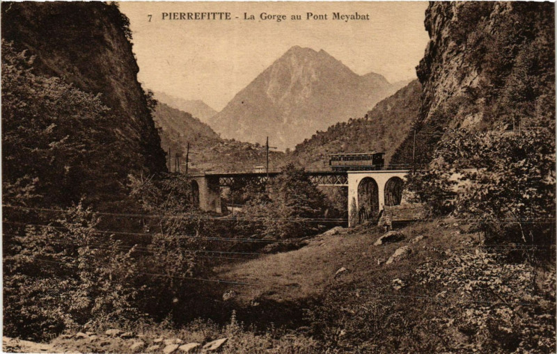 Carte postale ancienne Pierrefitte La Gorge au Pont Meyabat