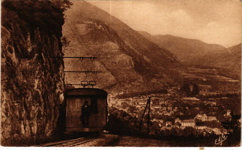 Carte postale ancienne Luchon Chemin de fer a Cremaillere à Luc
