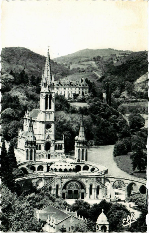 Carte postale ancienne Lourdes Vue plongeante sur la Basilique-Vallée du Gave à Lourdes