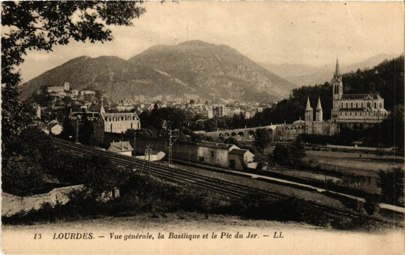 Carte postale ancienne Lourdes vue générale la Basilique et le Pic du Jer à Lourdes