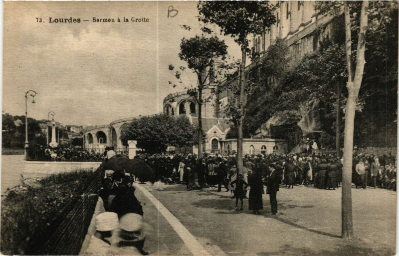 Carte postale ancienne Lourdes Sermen a la Grotte à Lourdes