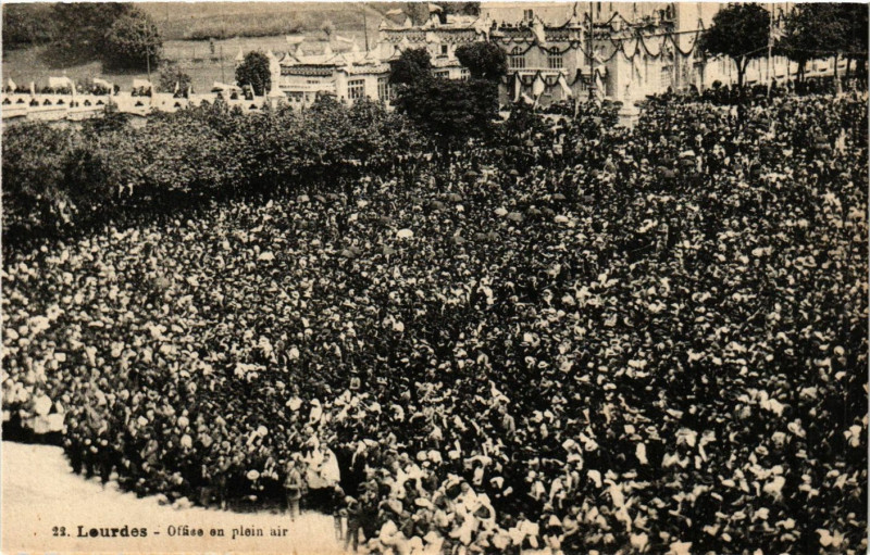 Carte postale ancienne Office en plein air à Lourdes