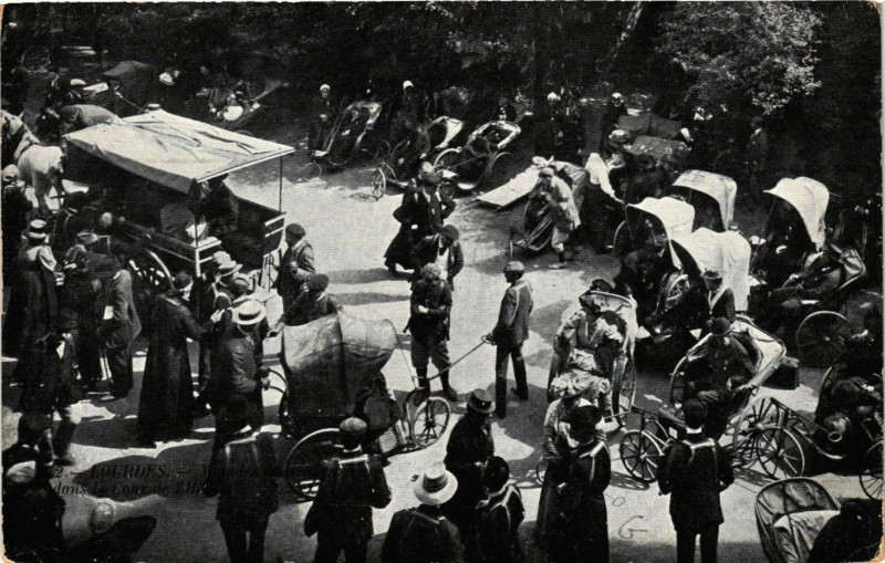 Carte postale ancienne Lourdes Malades à Lourdes