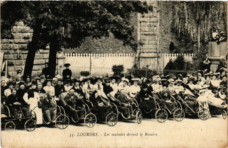 Carte postale ancienne Lourdes Les malades devant le Rosaire à Lourdes