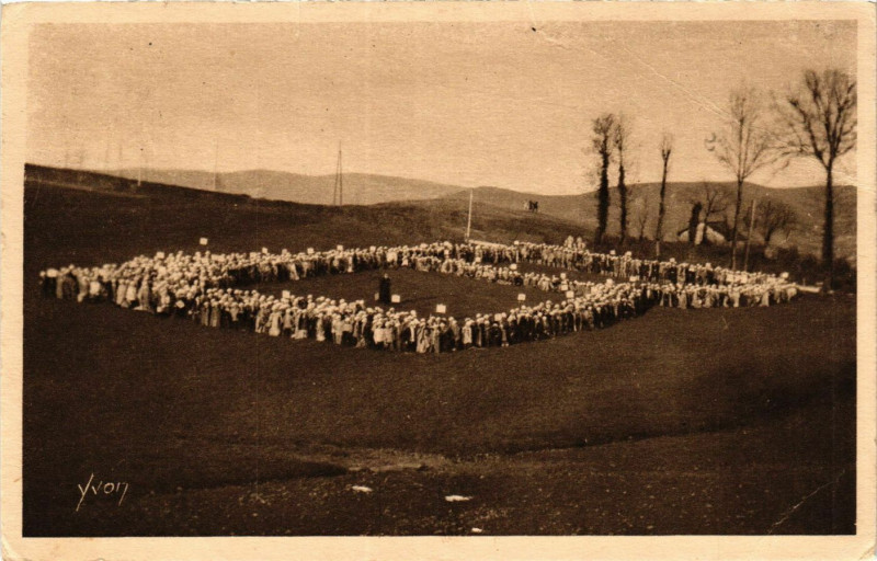 Carte postale ancienne Lourdes Les Bernadettes à Lourdes