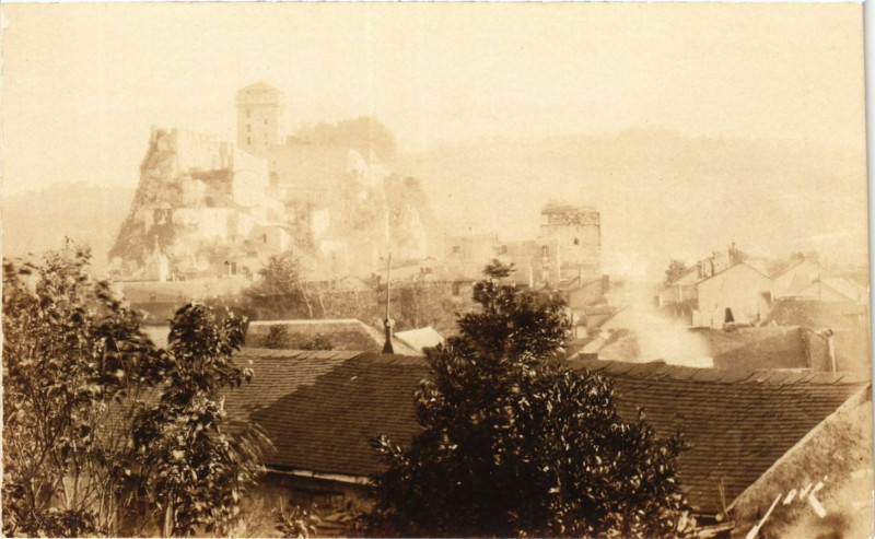 Carte postale ancienne Lourdes Le Chateau Fort Defenses Meridionales à Lourdes