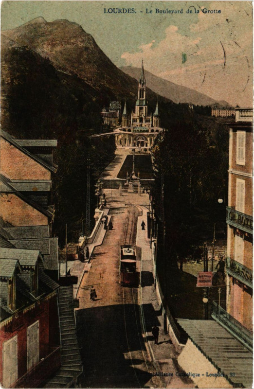 Carte postale ancienne Lourdes Le Boulevard de la Grotte à Lourdes