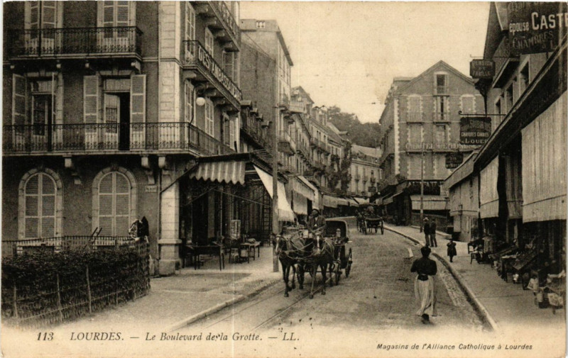 Carte postale ancienne Lourdes Le Boulevard de la Grotte à Lourdes