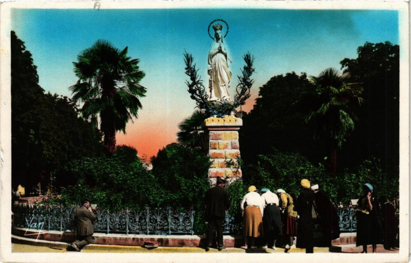 Carte postale ancienne Lourdes La Vierge Couronnée à Lourdes
