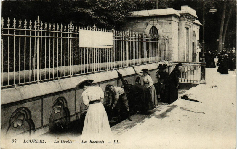 Carte postale ancienne Lourdes La Grotte-Les Robinets à Lourdes