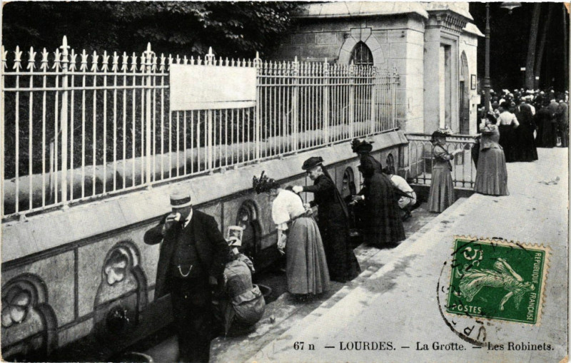 Carte postale ancienne Lourdes La Grotte-Les Robinets à Lourdes