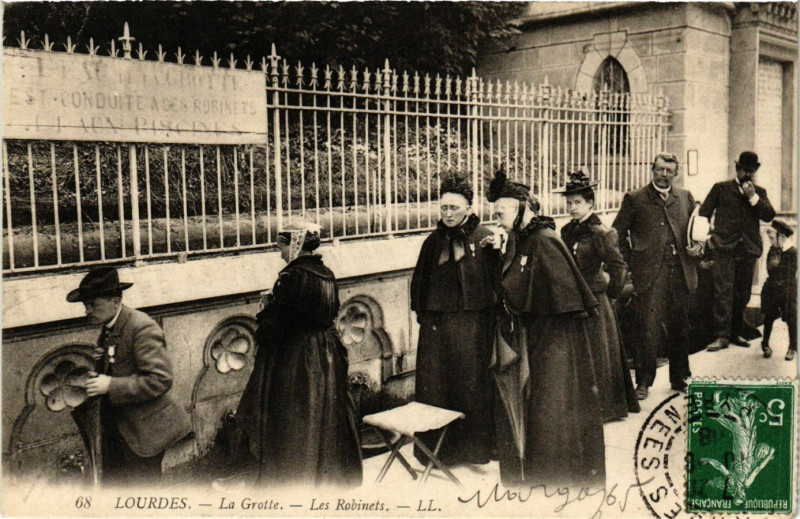 Carte postale ancienne Lourdes La Grotte-Les Robinets à Lourdes