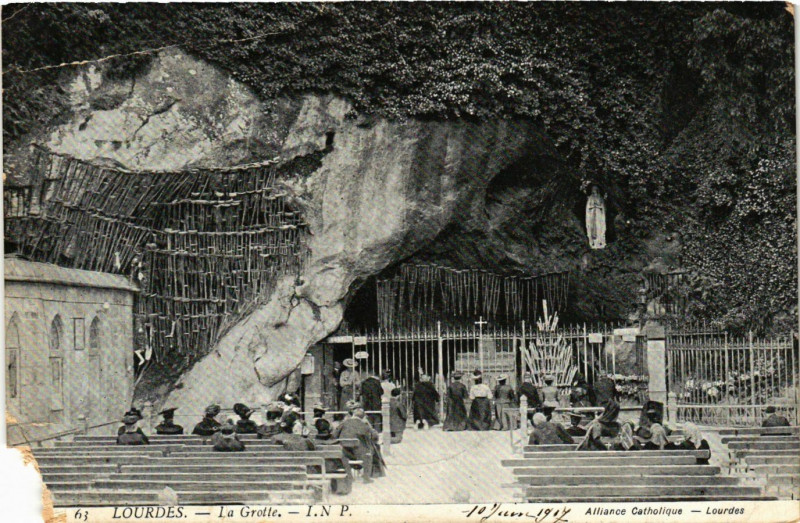 Carte postale ancienne Lourdes La Grotte à Lourdes