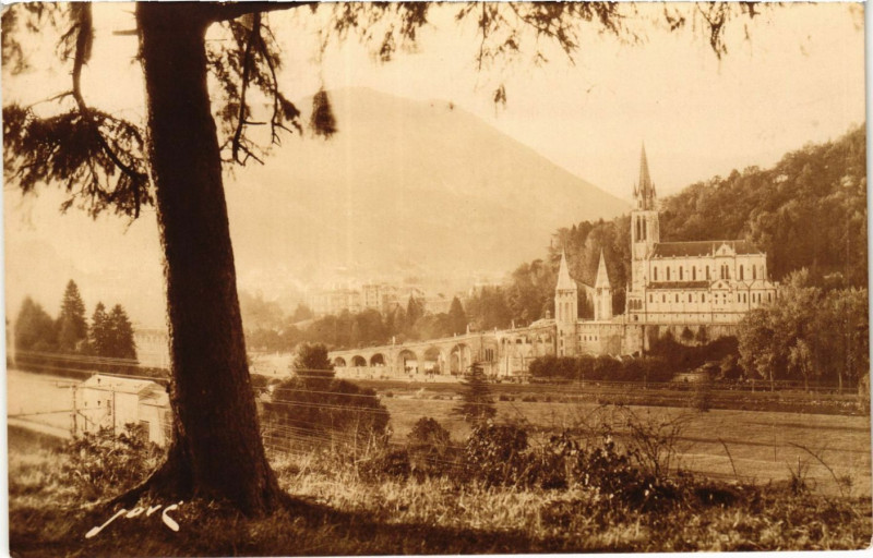Carte postale ancienne Lourdes La Basilique et le Pic du Jer à Lourdes