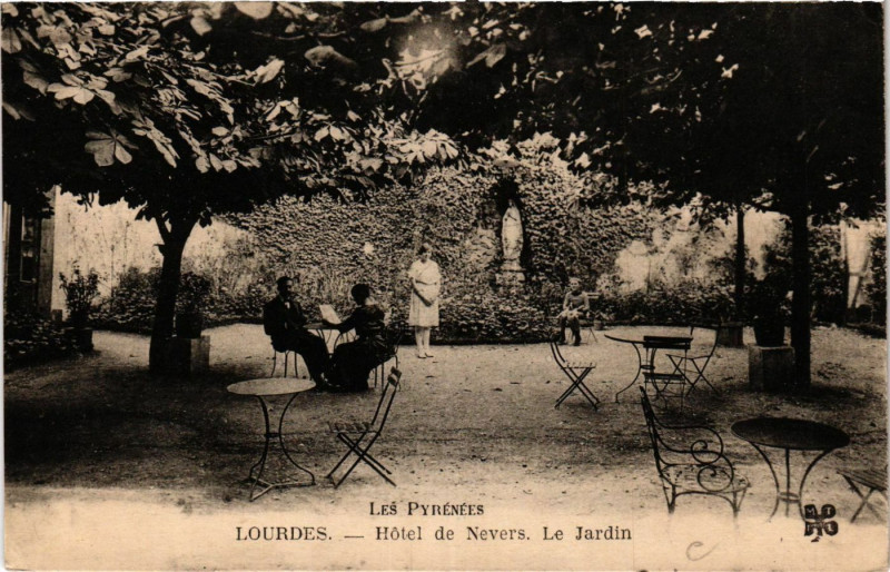 Carte postale ancienne Lourdes Hotel de Nevers-Le Jardin à Lourdes
