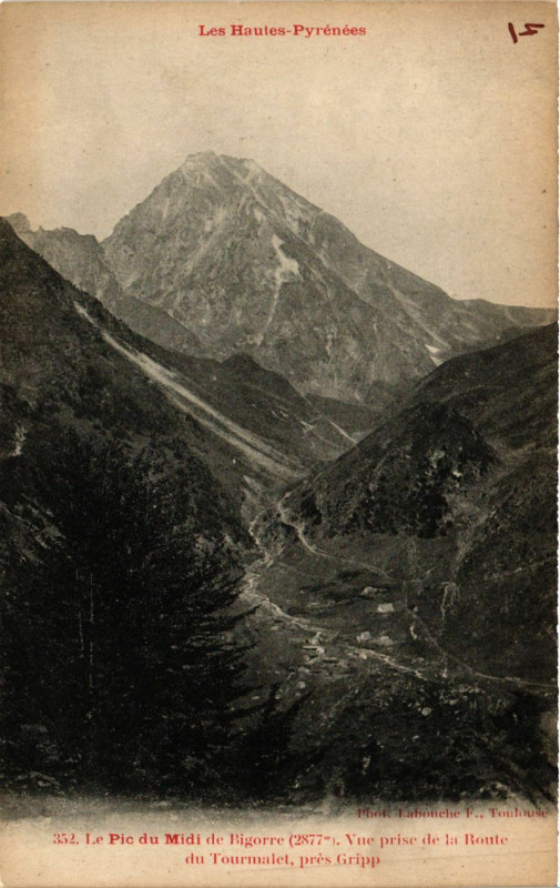 Carte postale ancienne Le Pic du Midi-de-Bigorre vue prise de la Route du Tourmalet à Ris