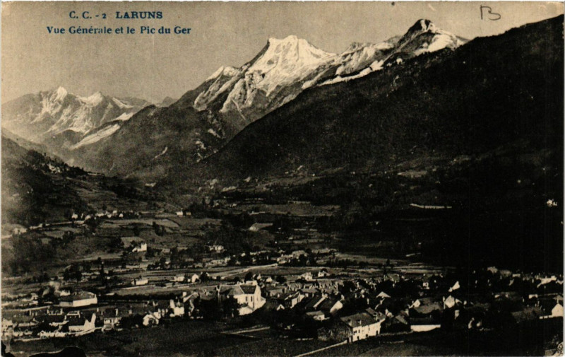 Carte postale ancienne Laruns Vue générale et le Pic du Ger à Ger
