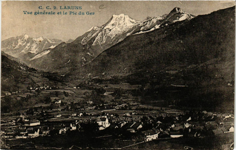 Carte postale ancienne Laruns Vue générale et le Pic du Ger à Ger