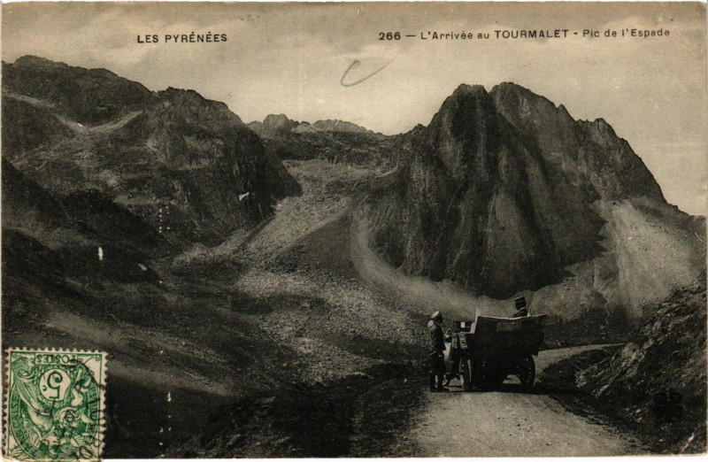 Carte postale ancienne L'Arrivée au Tourmalet Le Pic de l'Espade