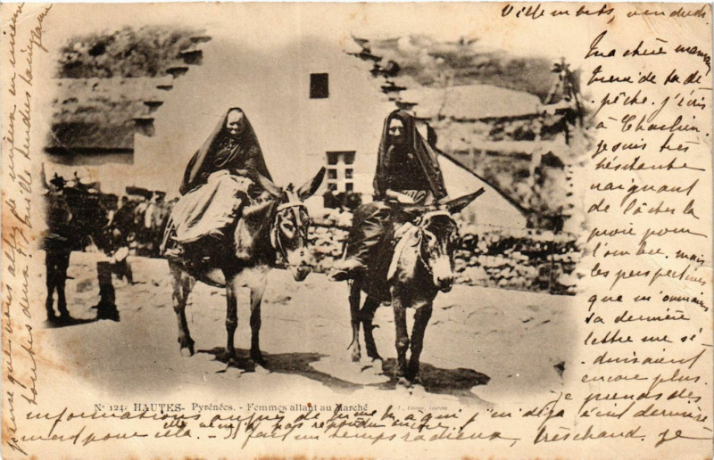 Carte postale ancienne Hautes Pyrenées Femmes allant au Marché