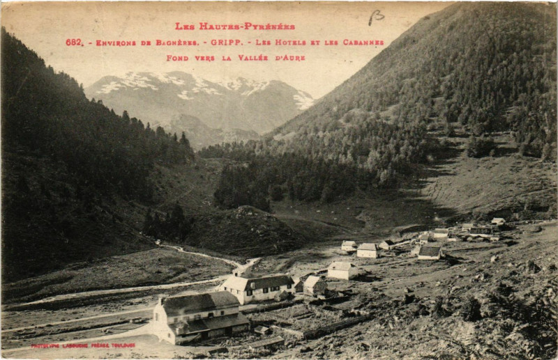 Carte postale ancienne Gripp Les Hotles et les Cabannes fond vers la Vallée d'Aure
