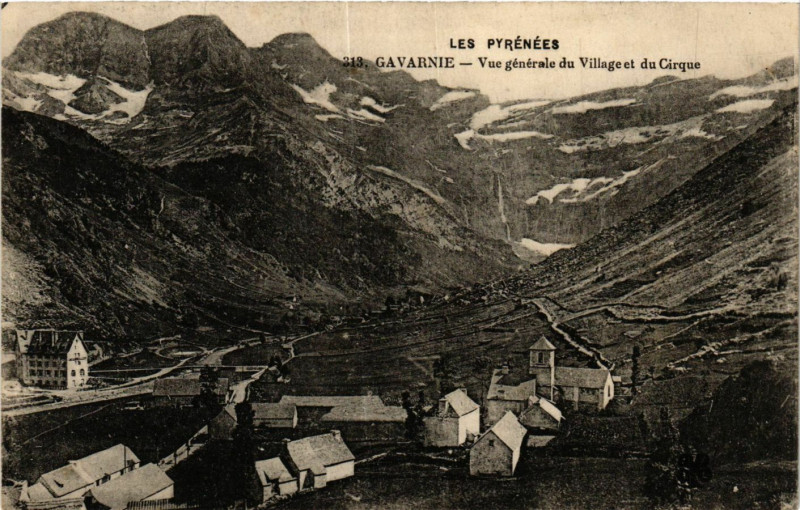 Carte postale ancienne Gavarnie Vue générale du Village et du Cirque