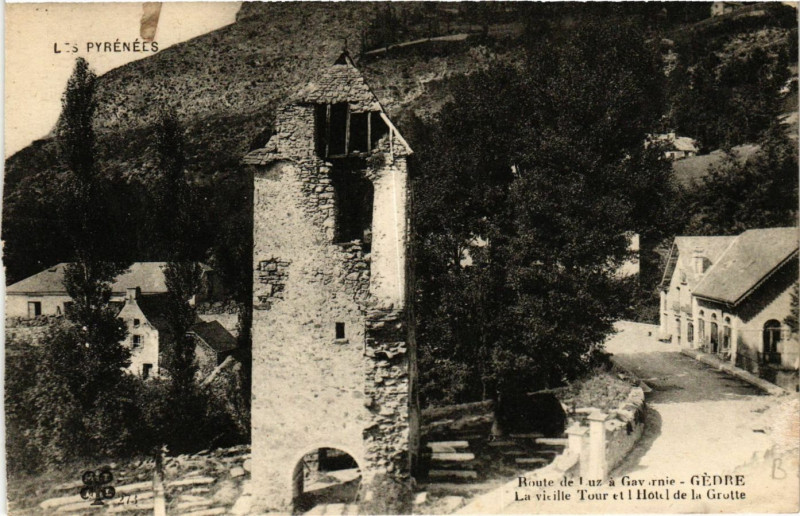 Carte postale ancienne Gavarnie Route de Luz-Gedre-La Vieille Tour-Hotel de la Grotte à Uz