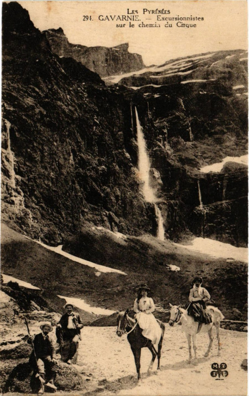 Carte postale ancienne Gavarnie Excursionnistes sur le chemin du Cirque