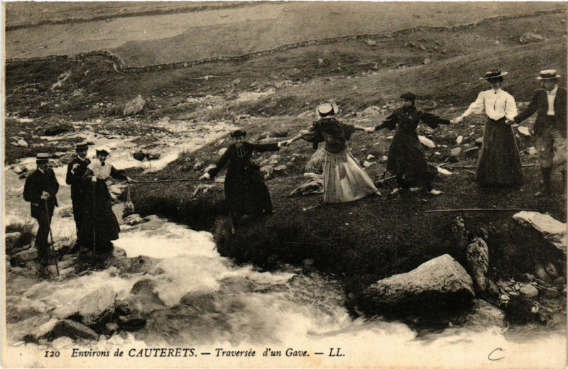 Carte postale ancienne Env. De Cauterets Traversée d'un Gave à Cauterets