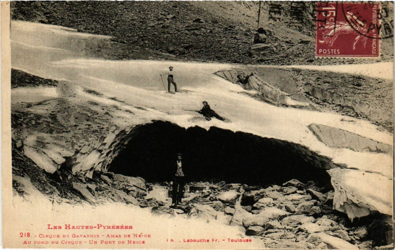 Carte postale ancienne Cirque de Gavarnie Amas de Neige au fond du Cirque