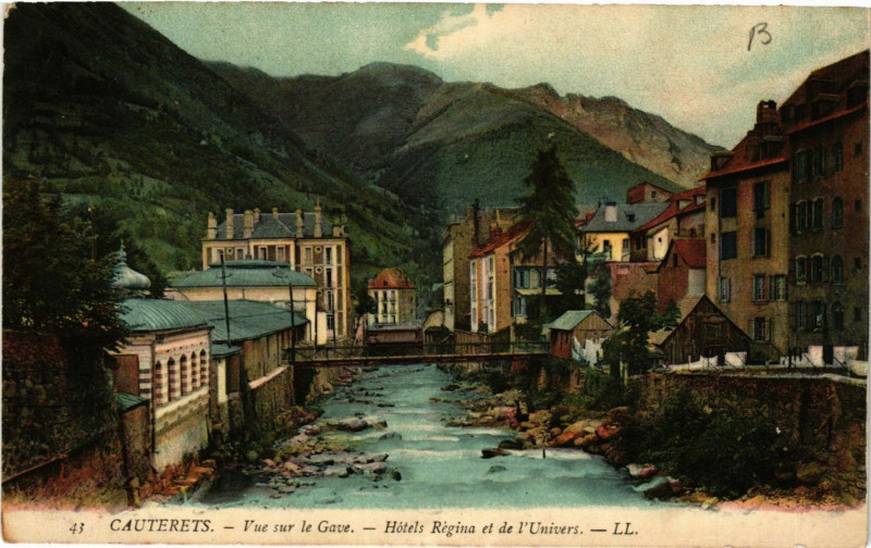 Carte postale ancienne Cauterets Vue sur le Gave-Hotels Regina et de l'Univers à Cauterets