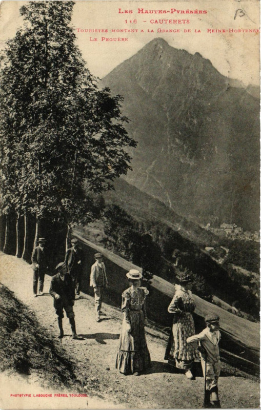 Carte postale ancienne Cauterets Touristes montant a la Grange de la Reine Hortense à Cauterets