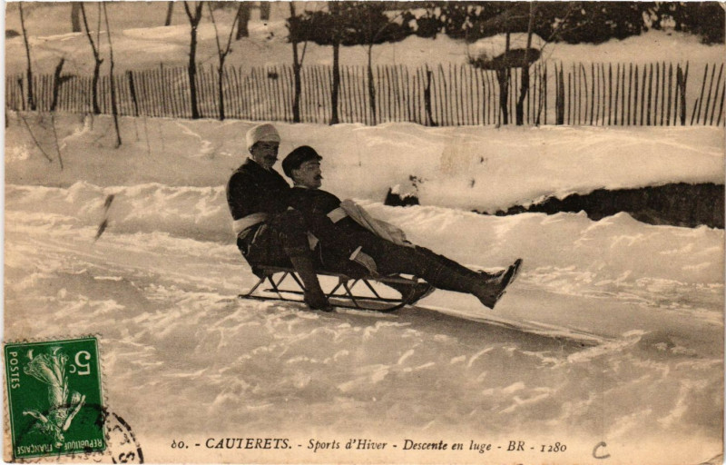 Carte postale ancienne Cauterets Sports d'Hiver-Descente en luge à Cauterets
