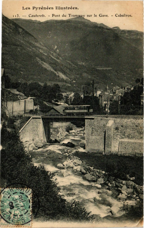 Carte postale ancienne Cauterets Pont du Tramway sur le Gave-Cabaliros à Cauterets