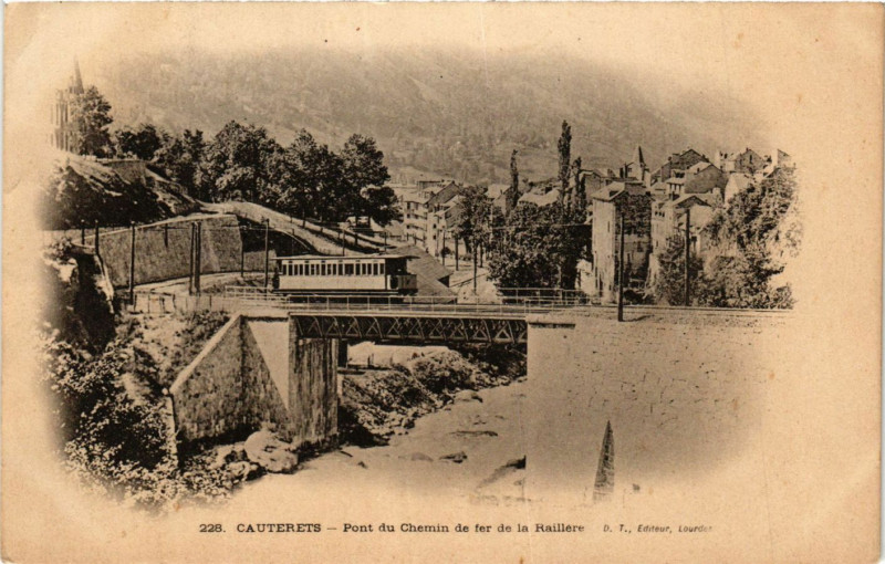 Carte postale ancienne Cauterets Pont du Chemin de fer de la RAIlliere à Cauterets