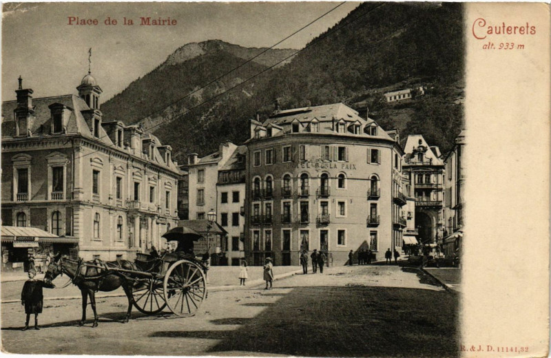 Carte postale ancienne Cauterets Place de la Mairie à Cauterets