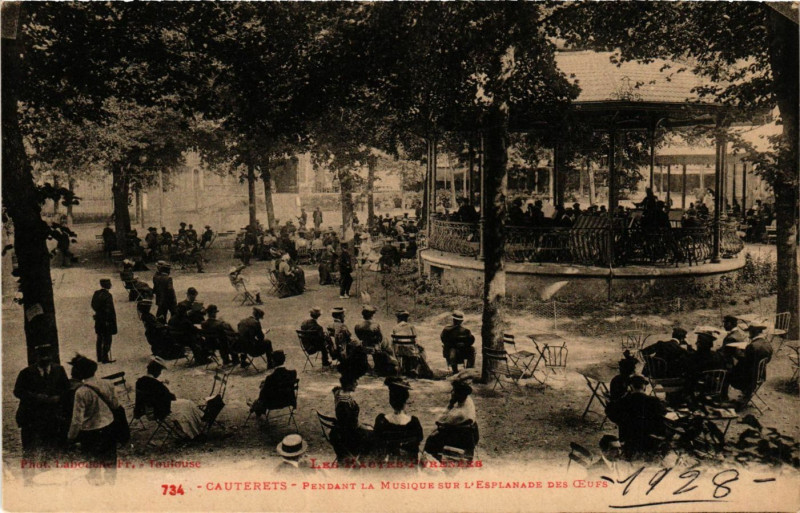 Carte postale ancienne Cauterets Pendant la Musique sur l'Esplanade des Oeufs à Cauterets