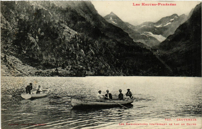Carte postale ancienne Cauterets Les Embarcations traversant le Lac de Gaube à Cauterets