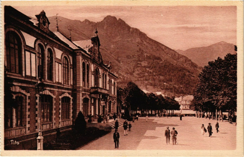 Carte postale ancienne Cauterets Le Casino les THERMes et Esplanade des Oeufs à Cauterets