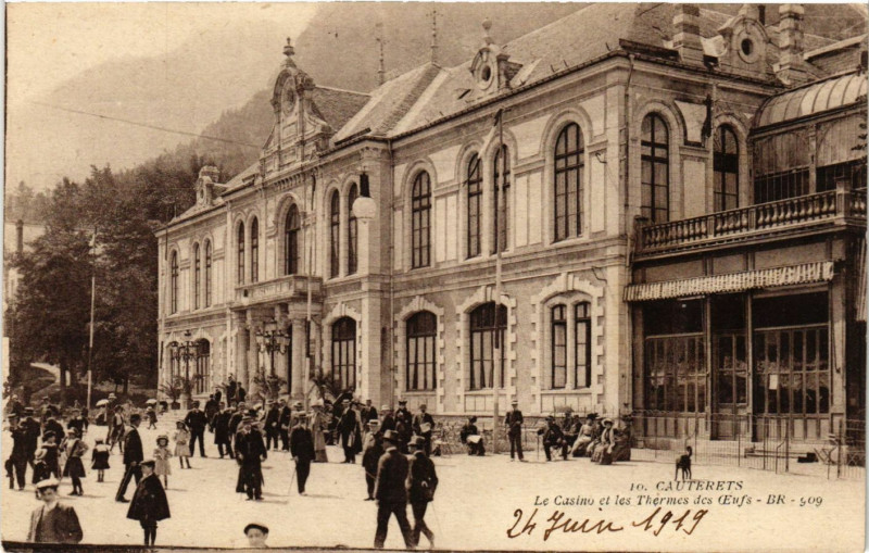 Carte postale ancienne Cauterets Le Casino et les THERMes des Oeufs à Cauterets