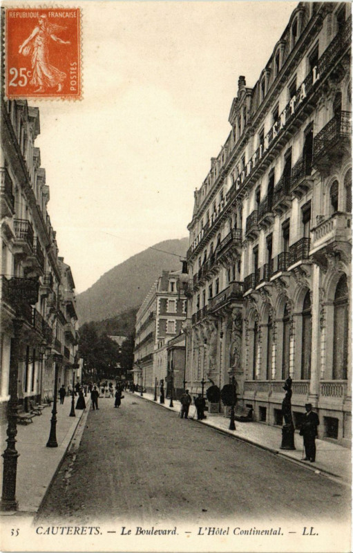 Carte postale ancienne Cauterets Le Boulevard-Hotel Continental à Cauterets