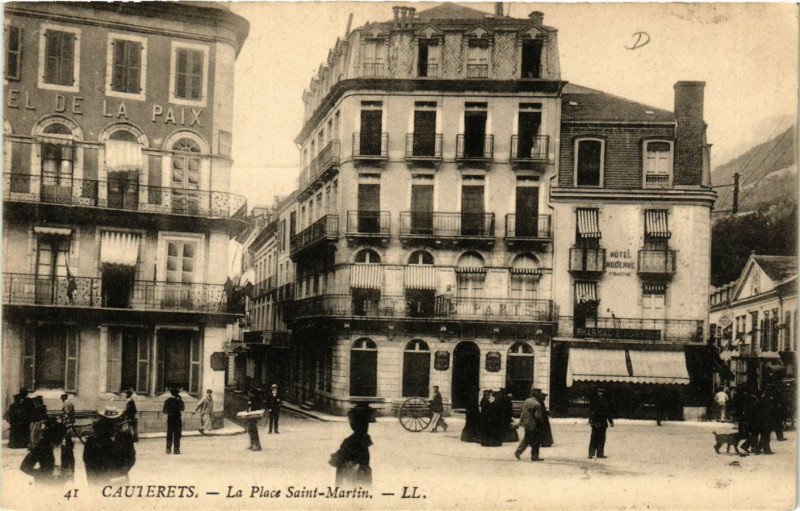 Carte postale ancienne Cauterets La Place Saint-Martin à Cauterets