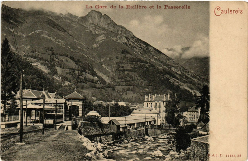 Carte postale ancienne Cauterets La Gare de la RAIllere et la Passerelle à Cauterets
